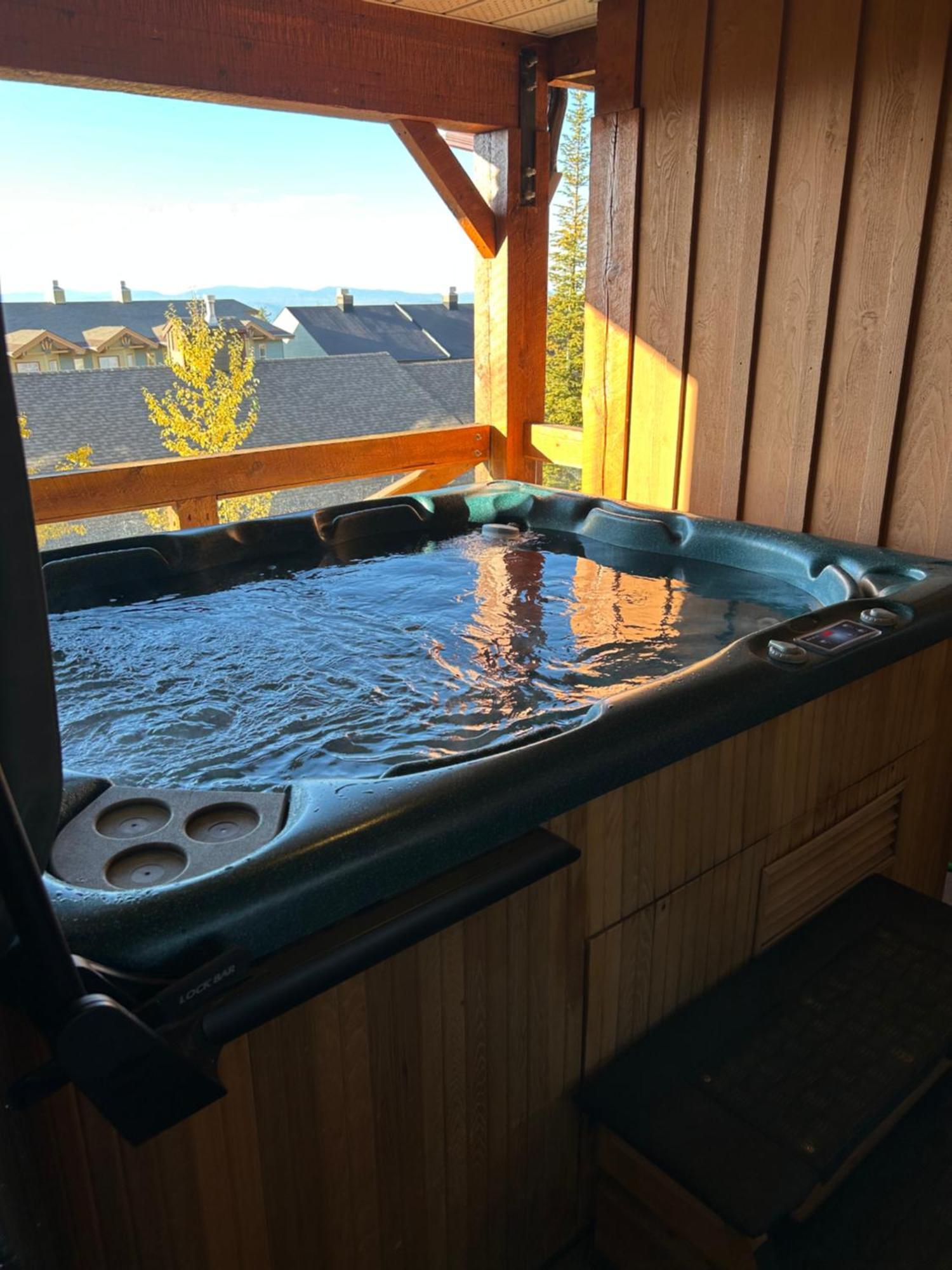 3 Bedroom 3 Bath Ski In Ski Out With Private Hot Tub Big White Exteriör bild