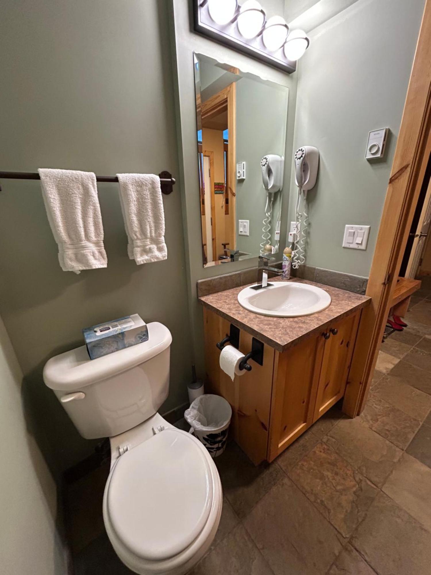 3 Bedroom 3 Bath Ski In Ski Out With Private Hot Tub Big White Exteriör bild
